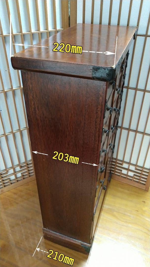アンティーク！伝統的な和風 古木の薬箪笥 小15個・中2個・大1個の引き出し付き
