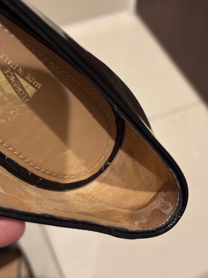 FERRAGAMO ブラックフラットシューズ