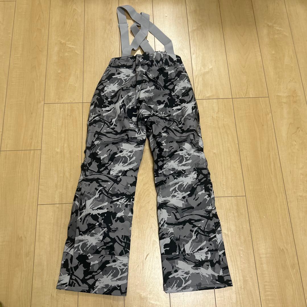 子ども用防水ジャケットと迷彩スノーパンツセット