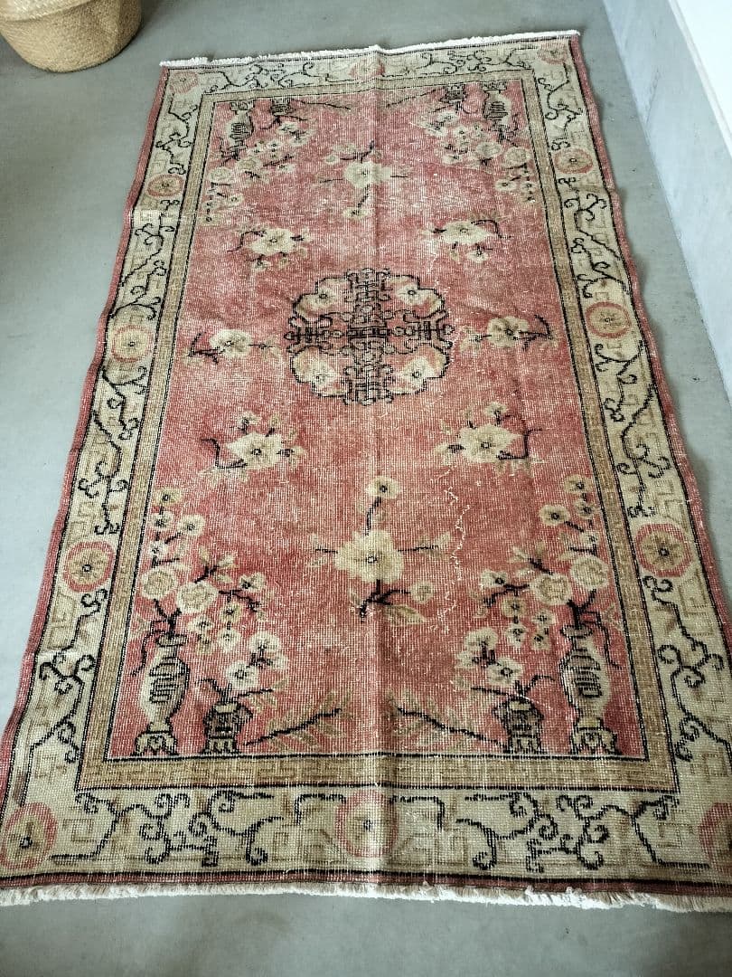 あせた赤のシノワズリラグ　ヴィンテージトルコラグ　No.665